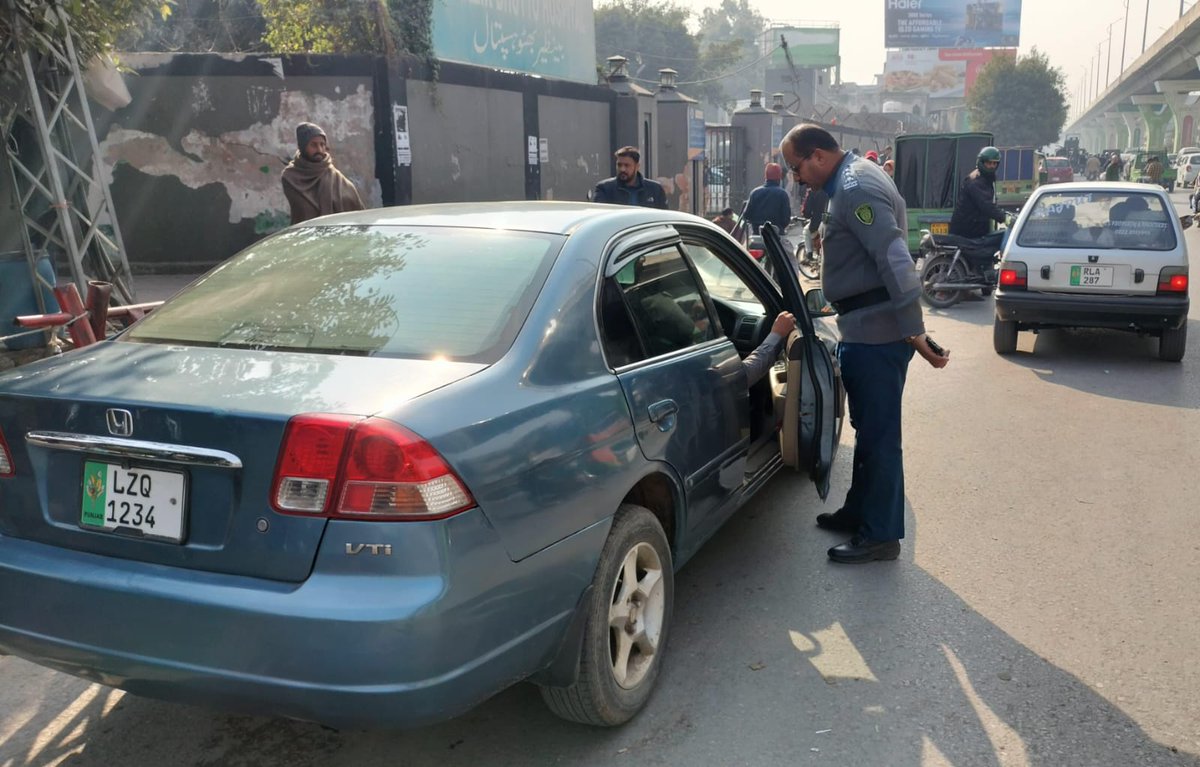 ctprwp's tweet photo. مری روڈ سرکل: بلیک پیپر اور اوورلوڈنگ کے خلاف کارروائی
مری روڈ سرکل میں بلیک پیپر اور اوورلوڈنگ کے خلاف مؤثر کارروائی جاری ہے۔
عوام سے درخواست ہے کہ ٹریفک قوانین پر عمل کریں اور گاڑیوں کو قانونی تقاضوں کے مطابق رکھیں۔
#NoBlackPapers #OverloadingAction #TrafficEnforcement https://t.co/rmMOo3NtDO