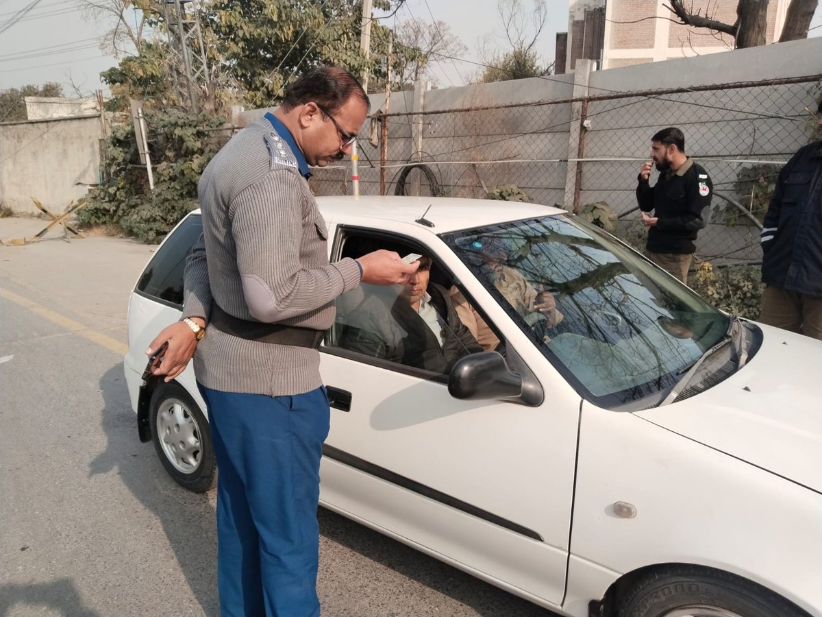 ctprwp's tweet photo. مری روڈ سرکل: بلیک پیپر اور اوورلوڈنگ کے خلاف کارروائی
مری روڈ سرکل میں بلیک پیپر اور اوورلوڈنگ کے خلاف مؤثر کارروائی جاری ہے۔
عوام سے درخواست ہے کہ ٹریفک قوانین پر عمل کریں اور گاڑیوں کو قانونی تقاضوں کے مطابق رکھیں۔
#NoBlackPapers #OverloadingAction #TrafficEnforcement https://t.co/rmMOo3NtDO