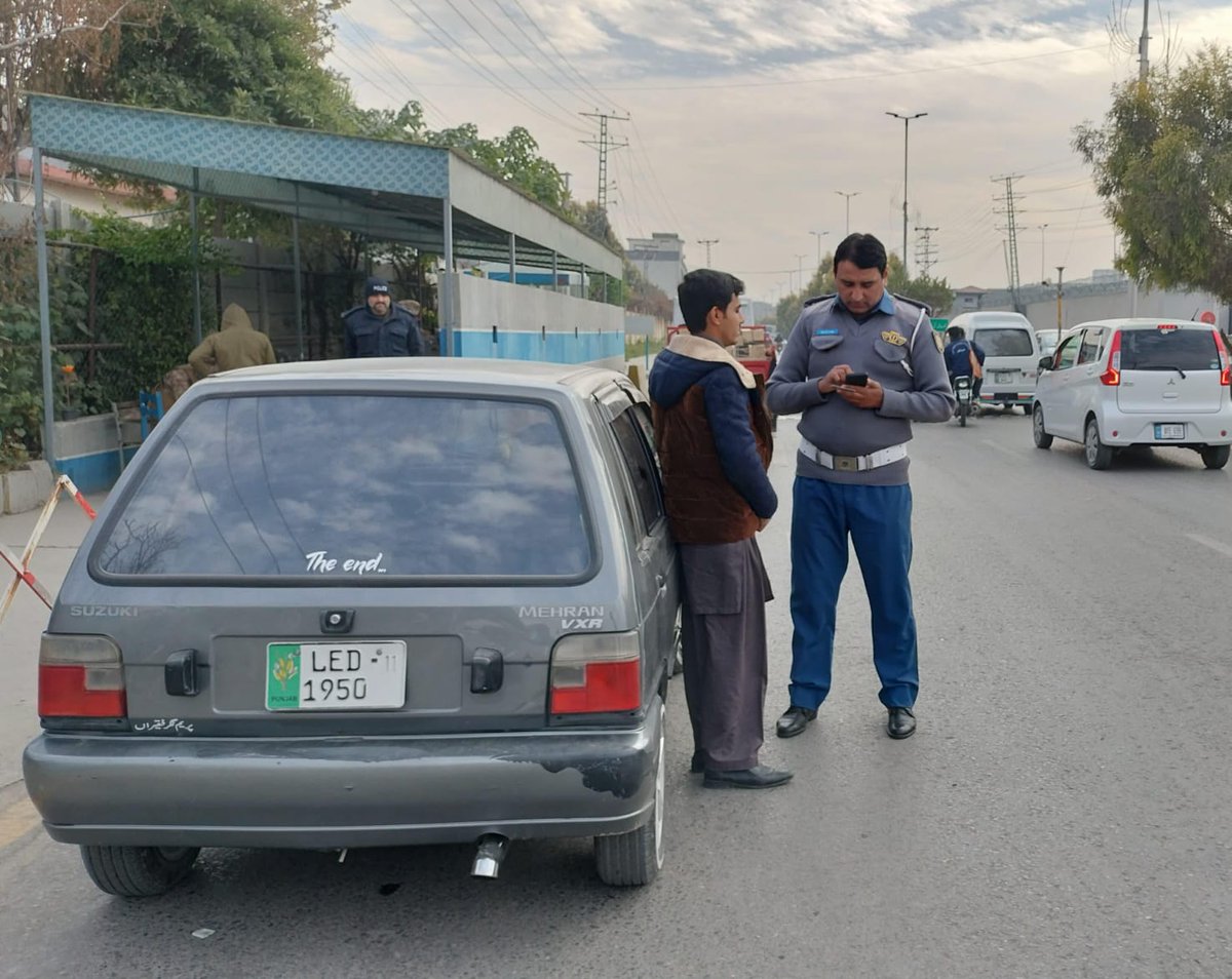 ctprwp's tweet photo. مری روڈ سرکل: بلیک پیپر اور اوورلوڈنگ کے خلاف کارروائی
مری روڈ سرکل میں بلیک پیپر اور اوورلوڈنگ کے خلاف مؤثر کارروائی جاری ہے۔
عوام سے درخواست ہے کہ ٹریفک قوانین پر عمل کریں اور گاڑیوں کو قانونی تقاضوں کے مطابق رکھیں۔
#NoBlackPapers #OverloadingAction #TrafficEnforcement https://t.co/rmMOo3NtDO