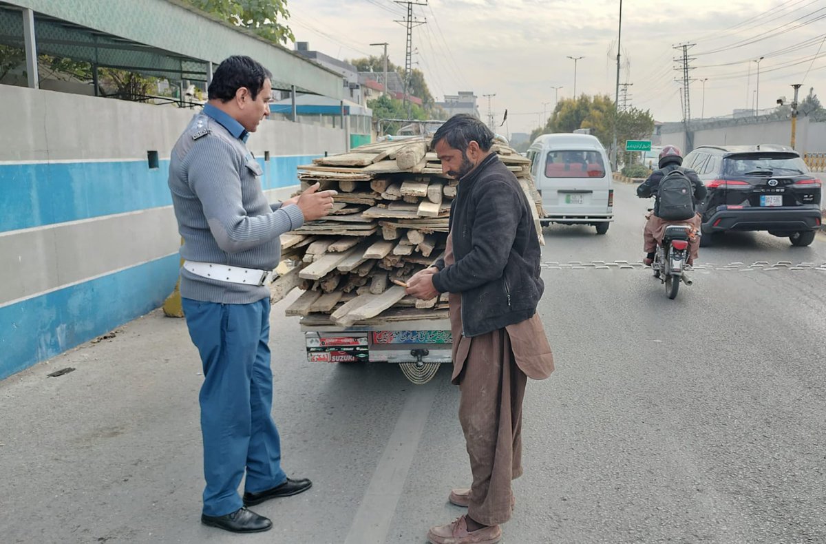 ctprwp's tweet photo. مری روڈ سرکل: بلیک پیپر اور اوورلوڈنگ کے خلاف کارروائی
مری روڈ سرکل میں بلیک پیپر اور اوورلوڈنگ کے خلاف مؤثر کارروائی جاری ہے۔
عوام سے درخواست ہے کہ ٹریفک قوانین پر عمل کریں اور گاڑیوں کو قانونی تقاضوں کے مطابق رکھیں۔
#NoBlackPapers #OverloadingAction #TrafficEnforcement https://t.co/rmMOo3NtDO