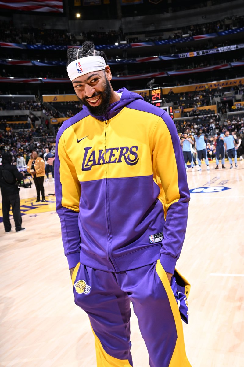 NBAMEX's tweet photo. Lunes, posadas a la vista y tú eres un chico chill que va por una gran semana. 🎄🏀🔥 https://t.co/1cfTeBL410