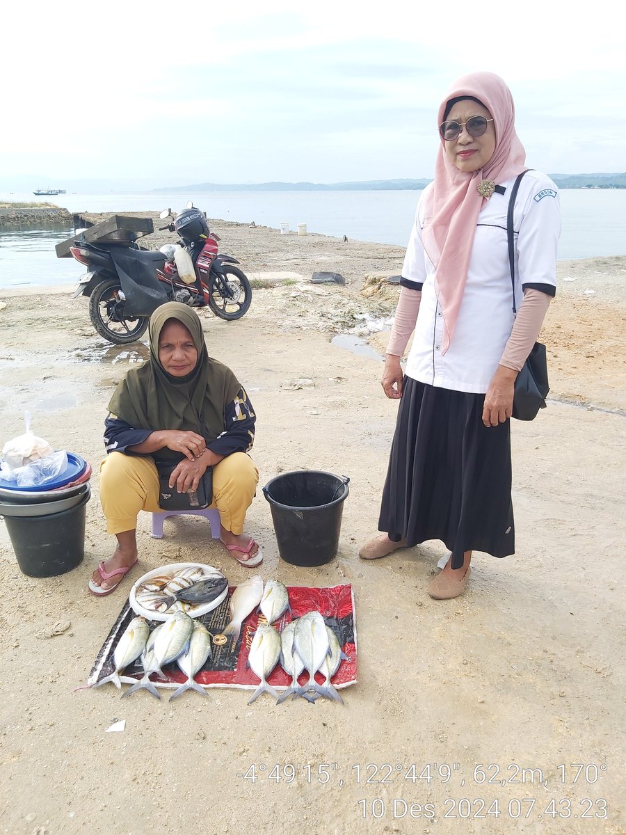 AsrianiBone's tweet photo. Selasa (10 /12/2024), Asriani Luhkan Kab Muna, Pendataan Produksi hasil tangkapan pancing dan pukat pada KUB Empang Jaya ikan putih 4 kg  Harga Rp. 200.000.
#GiatLuhkanSatminkalMaros
#MunaLuhLapor
#BPPSDMKP
#BRPBAPPP_MAROS
#PUSLATLUHKP https://t.co/hWMfYxXTO5