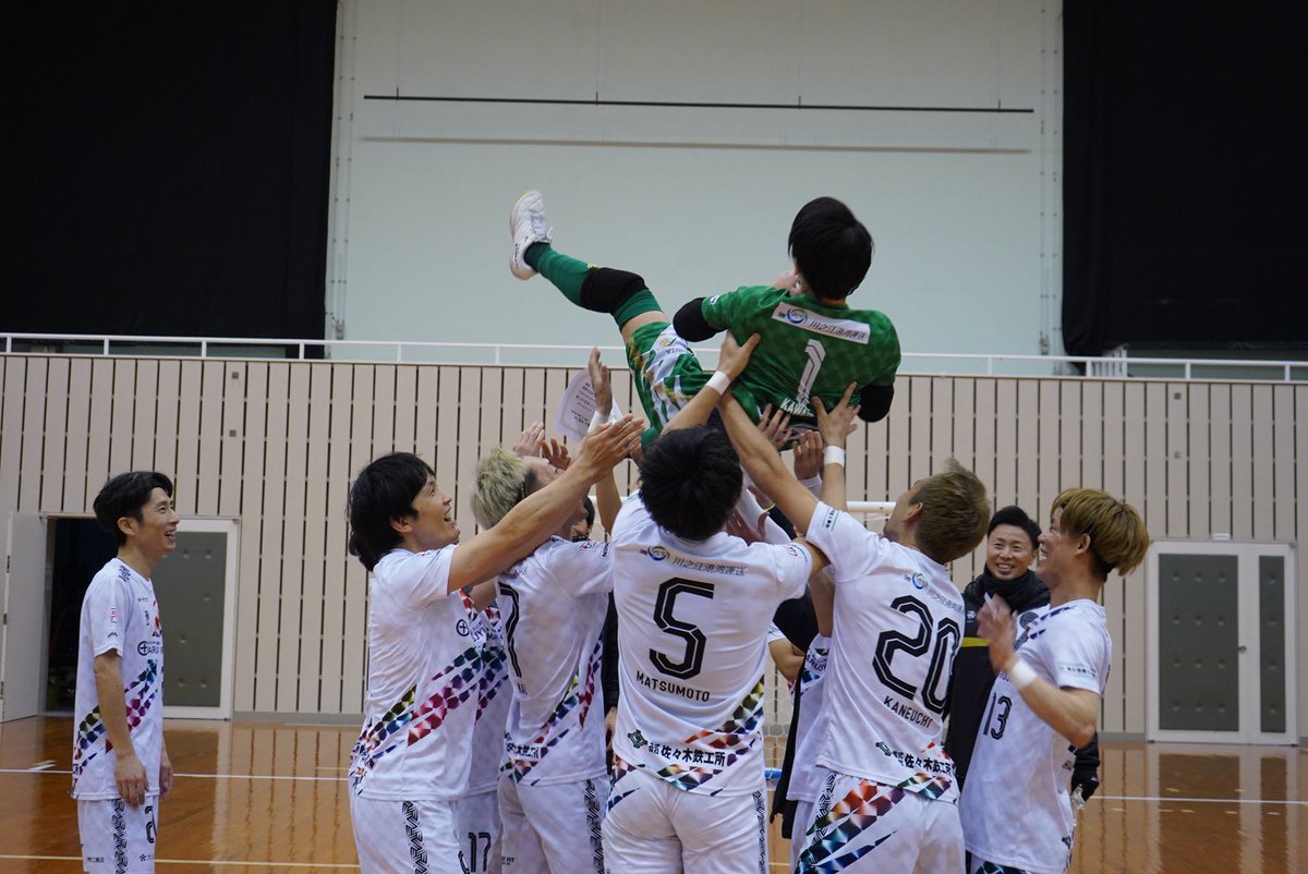 POR55_YoshK's tweet photo. 初タイトル🏆‼️
この為にフットサル続けてます😎
#フットサル
#Fリーグ
#全日本フットサル選手権
#四国大会
#優勝
#ガッツ🔥 https://t.co/pcP79pzEaG
