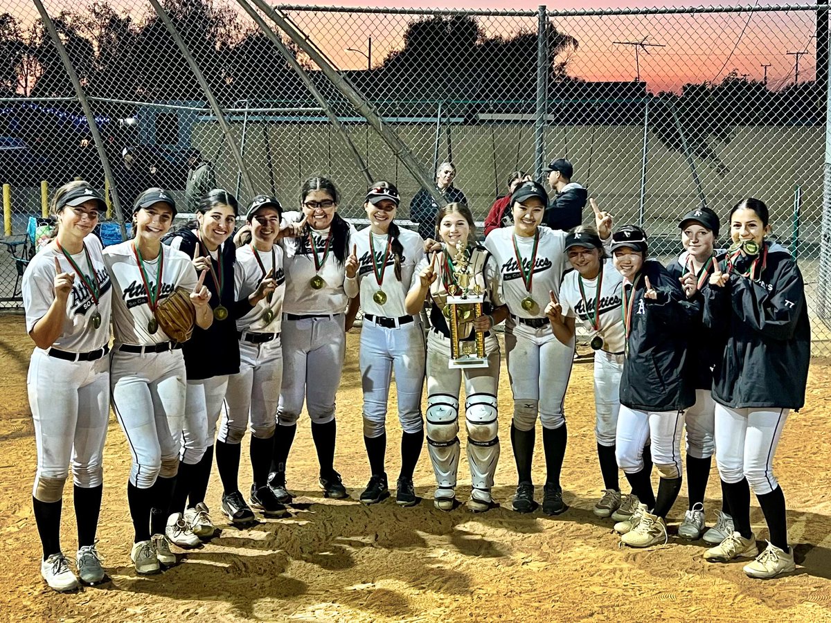 An amazing way to end the year by winning the Xmas Toy Drive Tournament 🥎🎄🧸🏆🥇

I had a great weekend at the plate❗️ Over a six-game stretch, I hit .562 (9 for 16) with 3 home runs 💣💣💣,  12 RBIs and 8 runs scored