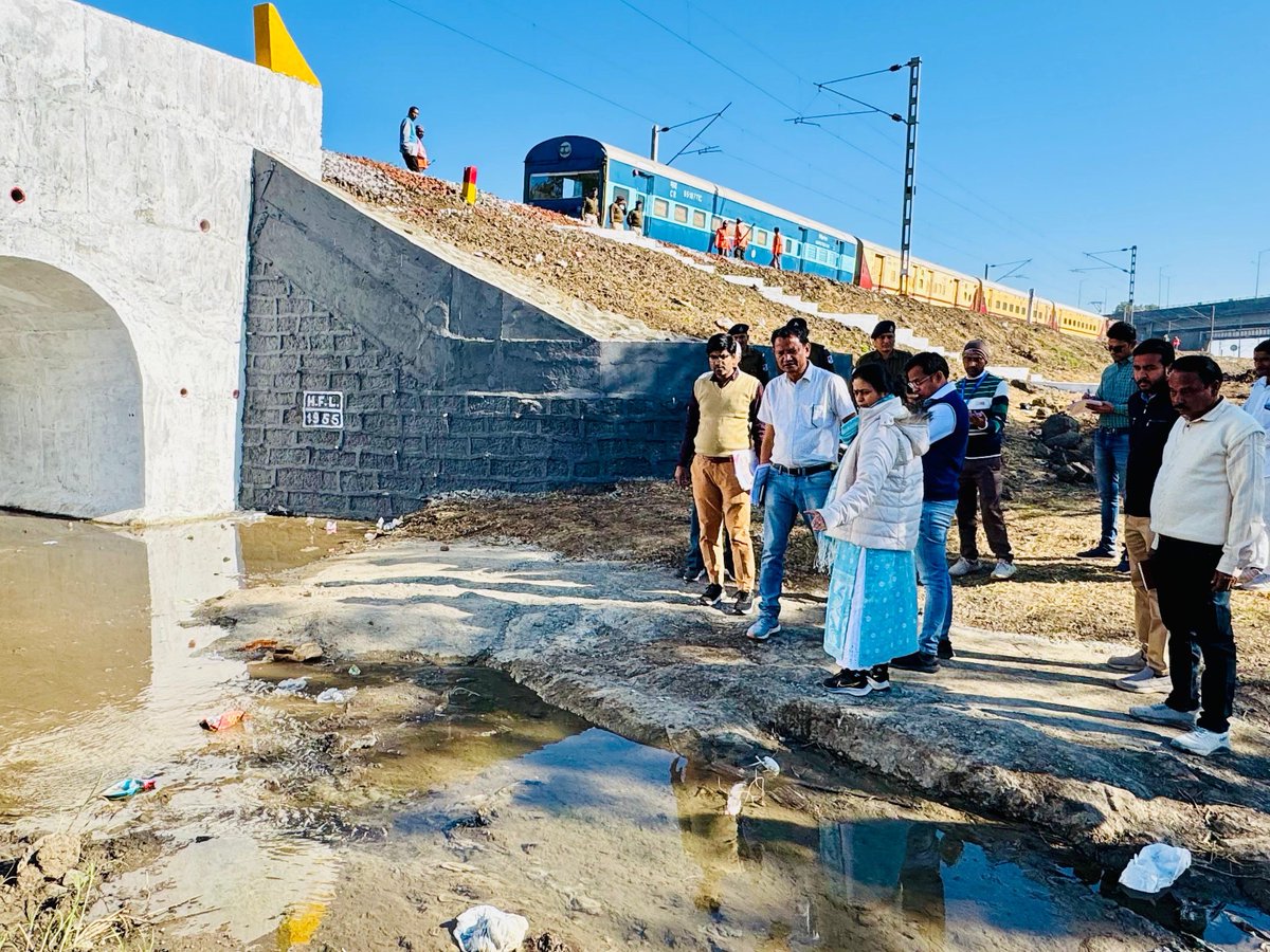 BhusavalDivn's tweet photo. Today DRM Bhusawal, conducted an on-ground inspection of Ghoti-Padli Curve no 10 DN & Minor Bridge no-153/2, ensuring safety & infrastructure upgradation in Bhusawal Division #RailwaySafety #InfrastructureDevelopmen https://t.co/96sBryzTVM