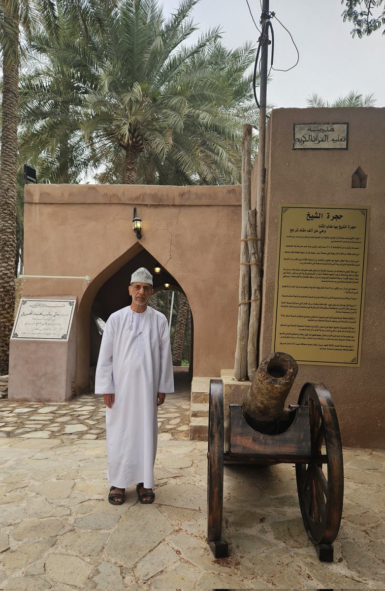 بدت ملامح السياحة في عدد من الولايات والقرى جميلة،بفضل جهد الشباب ومبادرات المجتمع المحلي،تقدم للسائح حزمة من الخيارات واللوحات المتنوعة،طبيعة وصروح حضارية ومفردات الحياة العمانية وتقاليدها تعرف بها هذه المعالم الفاتنة،الصورة من"حارة حجرة الشيخ بقرية أفي،ولاية المعاول، ديسمبر٢٠٢٤