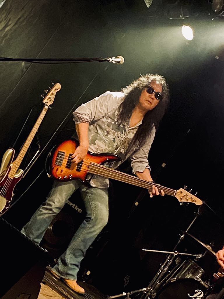 oganchan's tweet photo. 40年ぶりにアリアプロⅡのベースを弾きましたが、当時持っていたSB1000とはかなり違った印象ですが、音の円の端っこの方は同じようなかんじやった。なんとゆーか、バーってならない感じね。
コントロールノブが多いからもうちょい
勉強してみます！

#Ariapro2bass 
#Savarezstrings
#Gravitypicks https://t.co/fJncPbA51L