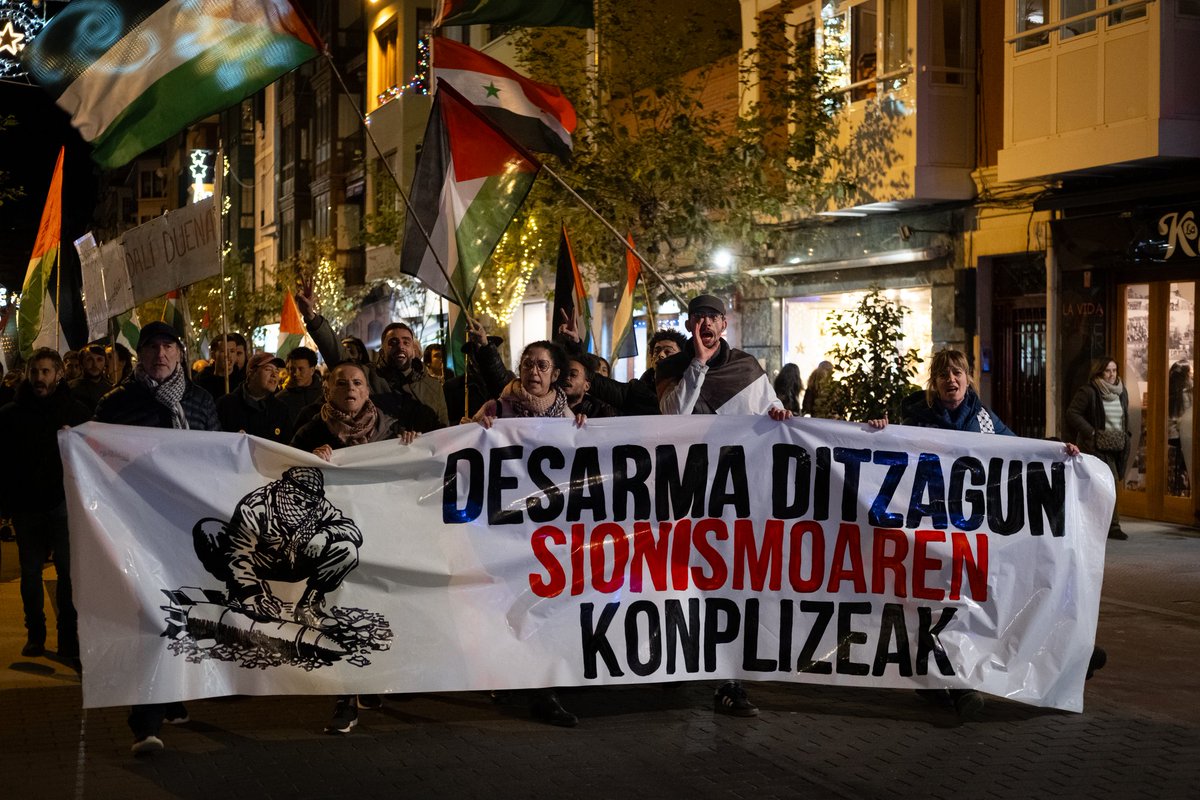 Ostiraleko manifestazioan, Uribe Kostak ozen esan zuen: Desarmatu ditzagun sionismoaren konplizeak! Kutxabank, BBVA, Banco Santander, CaixaBank, Carrefour eta beste hainbat enpresen konplizitateak salatzeaz gain, mezu argi bat bidali genuen: genozidioari ez, Israeli boikota!