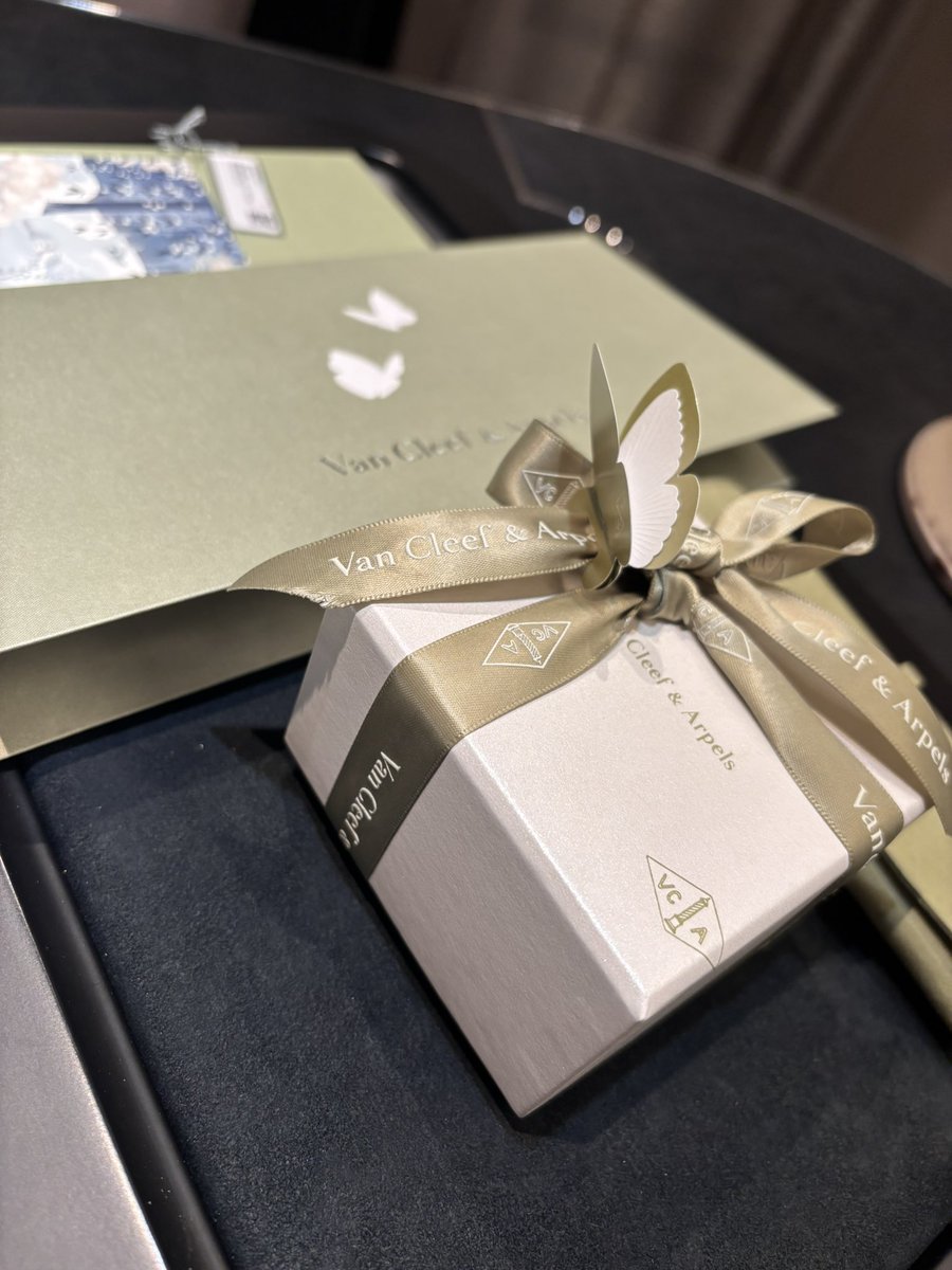 loveisaction45's tweet photo. 6月値上がり前にヴァンクリで駆け込みでオーダーしていたものが届きました！半年待ちでした。年内届いたから満足です。
長かったな〜。 https://t.co/Yv99Fu2uUa