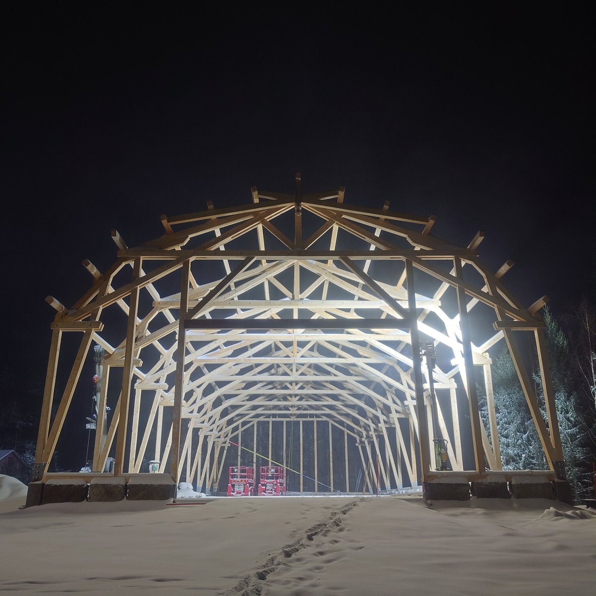 Hallin runko pystyssä ja onpahan hieno! Vivaret Oy:n kirvesmiehet valmistivat elementit verstaallaan meidän puista ja kokosivat sen työmaalla. 

Kauniita ja kestäviä pilari-palkki(Timberframe) -rakenteita ja puuliitoksia. 

 Lisää Instassa ja Sinitaivaalla