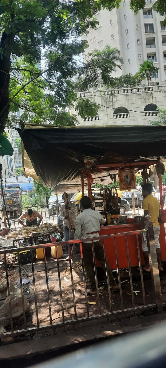 AyazAns71757688's tweet photo. @mybmcWardFN #illegalhawkar
#illegalstall action only on paper voilete HC order...many complaints not a single action is taken here..samadhan road wadala east @mybmc @MumbaiPolice @CaptTamilSelvan @fpjindia @HTMumbai @MaldeNimish https://t.co/7TXUBkyir9