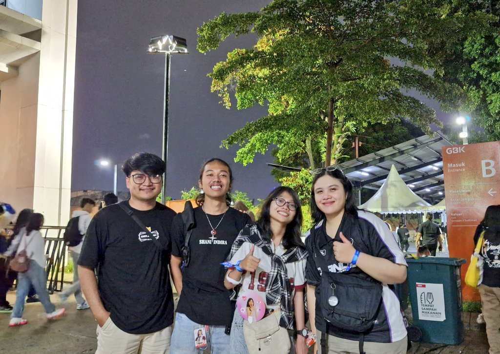 InshanitySBY's tweet photo. Iseng2 berhadiah, dateng tapi dapet bonus ketemu Wakil GM tercintaaah @_shanindira 🥰💙🤍
Selamat ulang tahun ke-13 @officialJKT48 🙌🏻✨
#JKT48Wonderland
#JKT48Sousenkyo2024 https://t.co/7OiJnorAkA