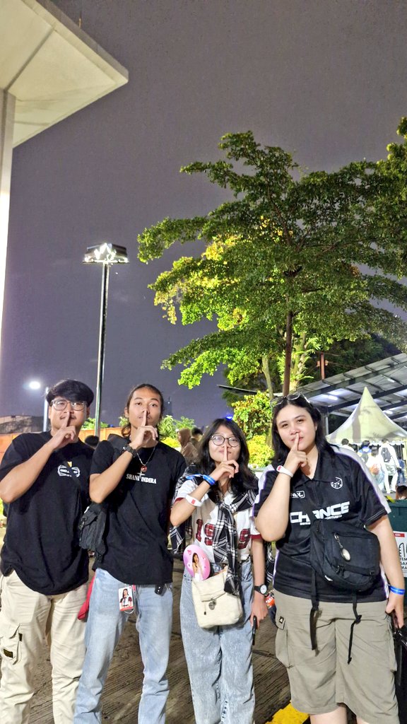 InshanitySBY's tweet photo. Iseng2 berhadiah, dateng tapi dapet bonus ketemu Wakil GM tercintaaah @_shanindira 🥰💙🤍
Selamat ulang tahun ke-13 @officialJKT48 🙌🏻✨
#JKT48Wonderland
#JKT48Sousenkyo2024 https://t.co/7OiJnorAkA
