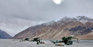 VisionLadakh's tweet photo. #ForeverinOperationsDivision showcased their operational preparedness in the inhospitable terrain of Ladakh at over 14,500ft and amidst extreme temperatures of minus 35°C with undaunted grit, professionalism & resolve. The guns blazed with their roar echoing in the Himalayas. https://t.co/Kzz01dDlCg