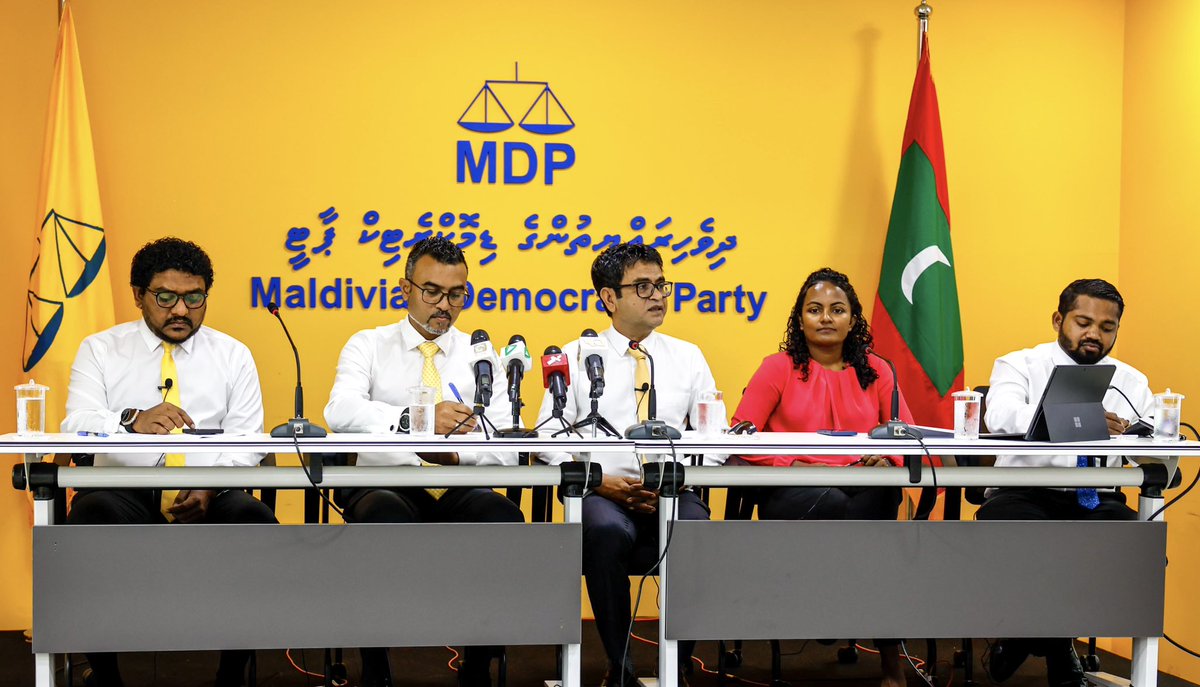 MDPSecretariat's tweet photo. އެމްޑީޕީގެ ނޫސްވެރިންގެ ބައްދަލުވުން ކުރިއަށްދަނީ.
#MdpPress https://t.co/LmFMGc87tW