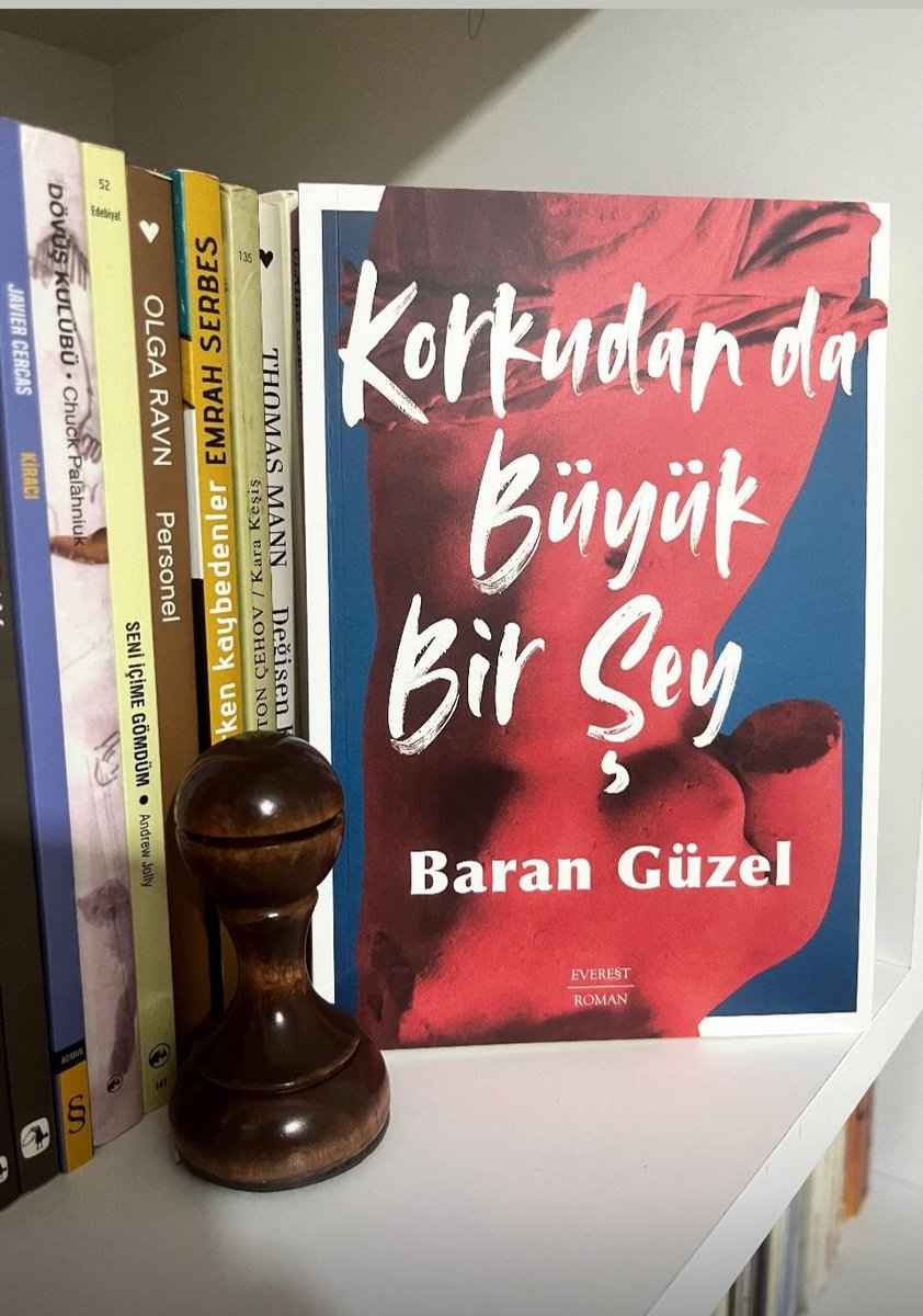 Distopik kurgu gündelik hayata dair öyle güzel mesajlar vermiş ki sarsıcı bir etki bırakıyor.Kadınların durmadan intihar ettikleri bir süreç içinde girilen kaos ortamını,erkeklerin kadına karşı tutumlarındaki pişmanlıkların dışavurumunu olaylar üzerinden anlatıyor.