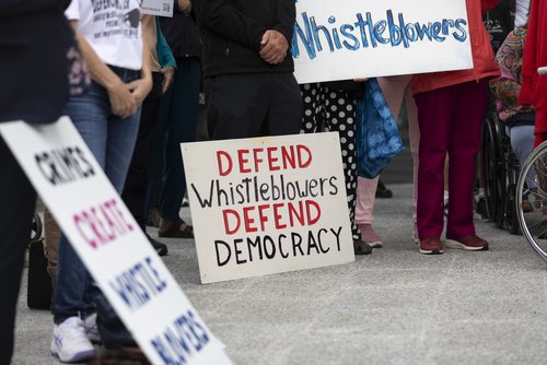 NEW GUIDE: Whistleblowers raising concerns about harmful digital platforms and holding technology companies to account will be supported by a new guide released today by <a href="/humanrightsHRLC/">Human Rights Law Centre</a>  with <a href="/ausreset/">Reset.Tech Australia</a>
<a href="/DRWaus/">Digital Rights Watch</a> and Psst: hrlc.org.au/news/tech-whis…