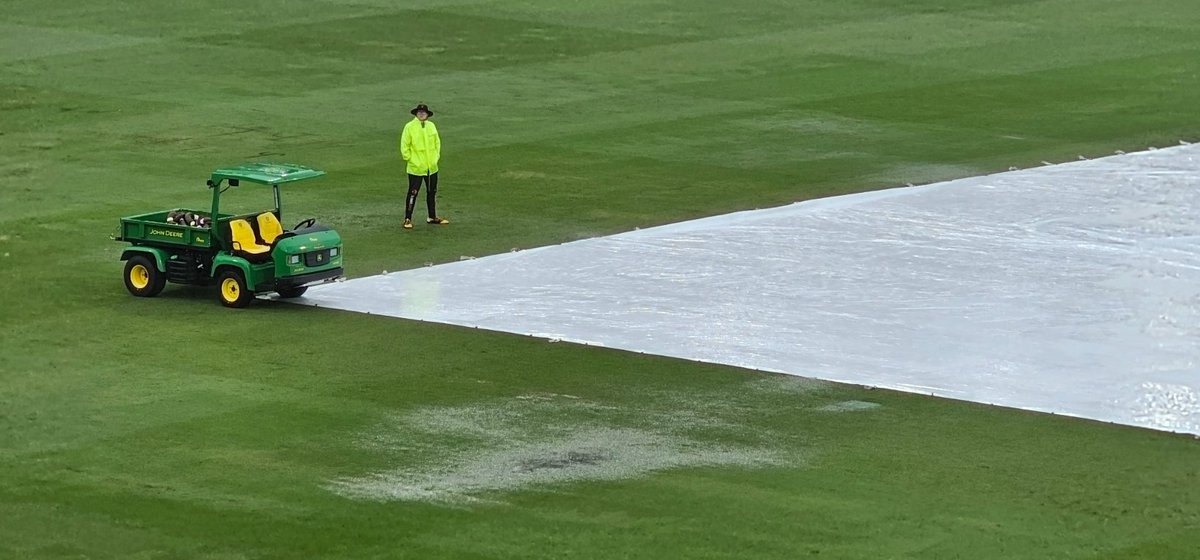 EffectualLeader's tweet photo. Rain is threatening continuation of Day#3 at the Gabba stadium #BorderGavaskarTrophy #INDvsAUS #rain https://t.co/nkKYjHuTot