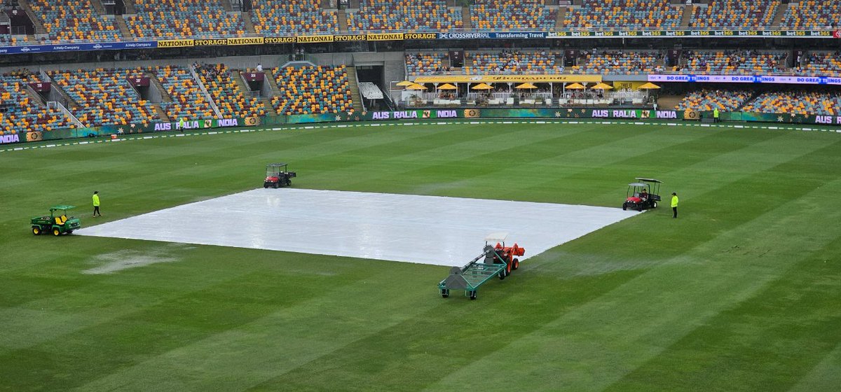 EffectualLeader's tweet photo. Rain is threatening continuation of Day#3 at the Gabba stadium #BorderGavaskarTrophy #INDvsAUS #rain https://t.co/nkKYjHuTot