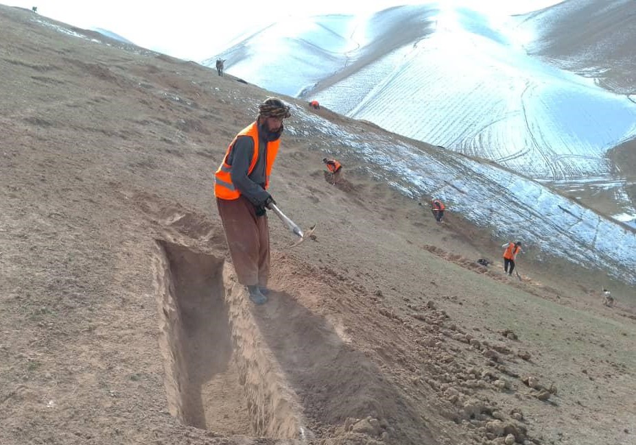 FAOAfghanistan's tweet photo. .@FAO dug 2 million trenches in 2024 across #Afghanistan, transforming landscapes & improving water management.
Purpose of trenches:
💠Flood and snow control
💠Water conservation
💠Erosion prevention
💠Ecological restoration
💠Short-term job creation
📸#Paktya #Baghlan https://t.co/qkX2NFfiiZ