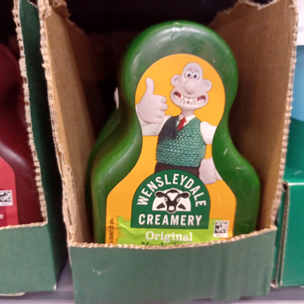 StartLicensing's tweet photo. More Cheese Gromit ! Good to see @Wdalecreamery #Wallace #Gromit #Feathers #cheesetruckles so well displayed in @IcelandFoods
A great example of a long-term #licensee doing a great job.
@aardman #licensing https://t.co/nX95MBu5Ih