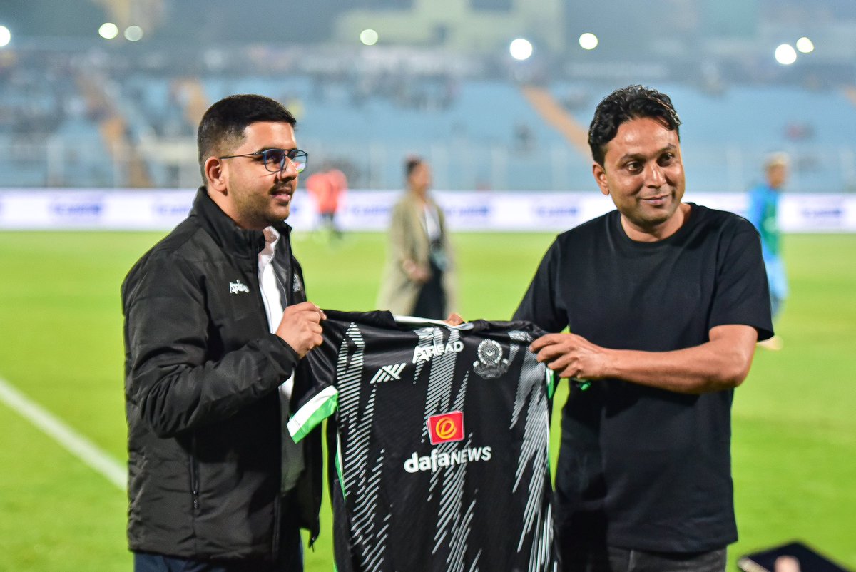 Congratulations to Yusuf Nabi Molla for winning the Half-Time Contest at KBK! 🏆 Our Club CEO, Rajat Mishra, awarded the prize to Yusuf.

#MSCMCFC #ISL #JaanJaanMohammedan #JaanShaanImaanDilMeinMohammedan