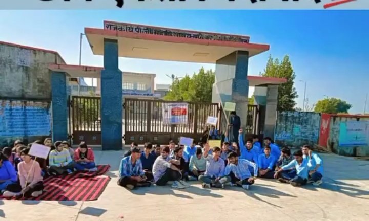 SapotraRavindra's tweet photo. राजकीय कृषि महाविद्याल सपोटरा छात्र छात्रा धरने पर बैठे है बच्चों की नहीं सुन रही  @BhajanlalBjp सरकार 
माननीय @ErHansrajMeena  जी छात्रों के लिया पढ़ाने को स्टाफ नहीं,  पढ़ने को लाइब्रेरी में किताब नहीं, होस्टल चालू  नहीं
छात्रों की मांग क्यो पूरी नहीं हो रही 
#पूछता_है_सपोटरा https://t.co/wfM5p4E8Sb