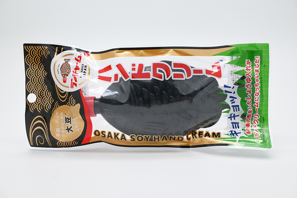 gourmetwatch's tweet photo. 魚の形の醤油入れがハンドクリームに、関西の駅構内や土産店などで販売 https://t.co/FlplF6b7Pb #醤油 #容器 #魚 #ハンドクリーム https://t.co/fMeIl403Lg