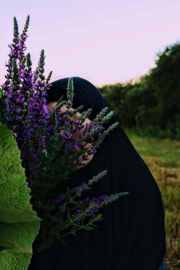 کچھ چیزوں اور لوگوں کوکھونا
 ہم افورڈ نہیں کرسکتے
 لیکن کھونا پڑتا ہے دستبردار ہونا پڑتا ہے
پھر چاہے وہ ہماری خوشی کی آخری وجہ ہوں💔🔥