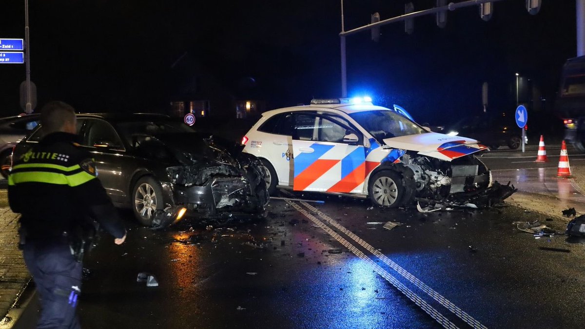 Twee gewonden bij botsing politiewagen in Uden