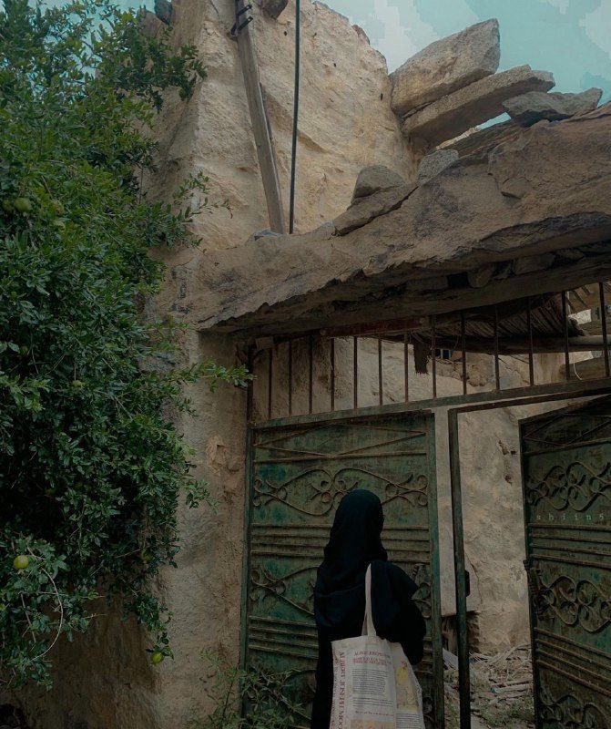 على سور البيوت اللي بناها خافقي من طين 
وقفت وهاجس الذكرى نفض بوحه من اعماقي 

شريط الذاكره يفتر متهالك … واله عامين 
 اثار  الحب وسنينه  على سوري لها باقي

⬇️⬇️