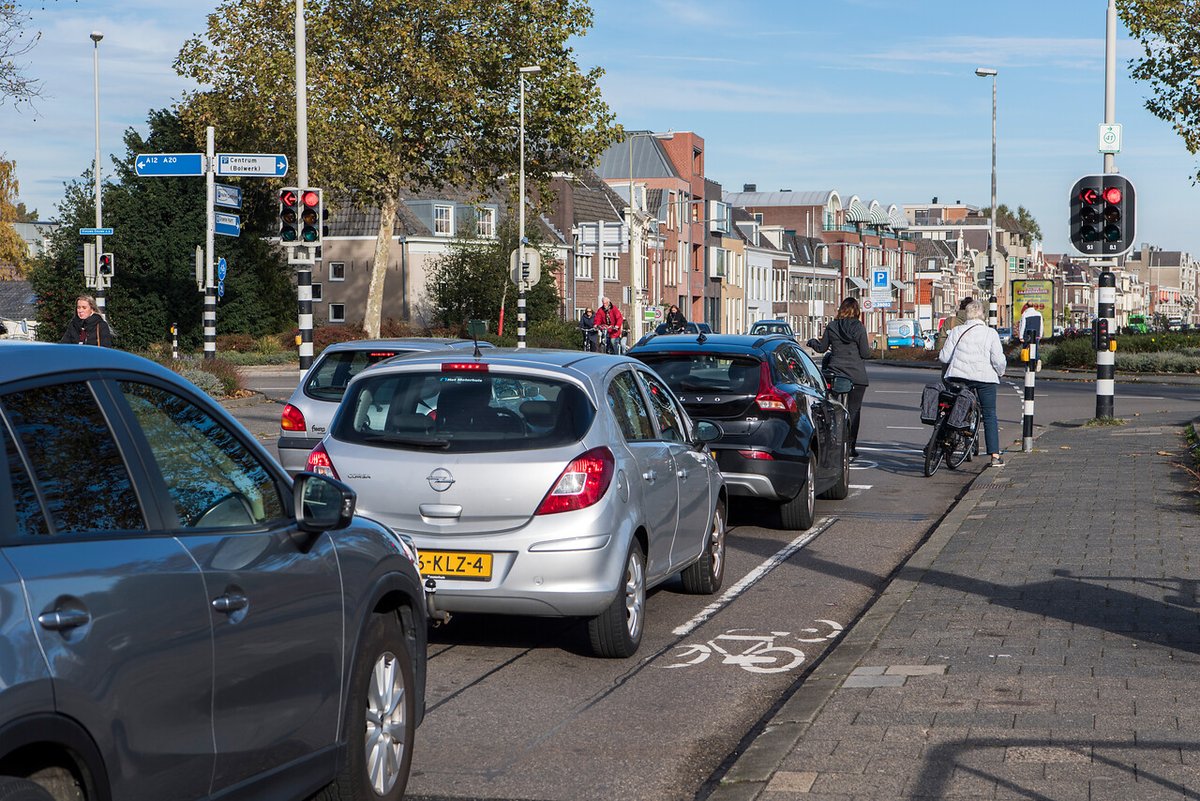 Vanaf vanavond 19.00 uur tot en met woensdag 18 december 23.00 uur verwachten we extra verkeersdrukte op het kruispunt Bolwerk. 🚧 We voeren onderzoek uit naar het beton op de Rabatbrug en de Pottersbrug. 🔎 Hierdoor is er op beide bruggen 1 rijstrook dicht.