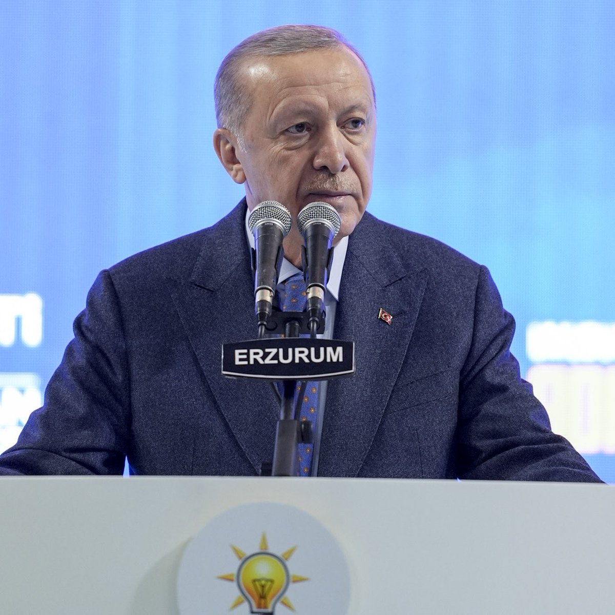 Emevi Camii'nde namaz kılınacak dedi mi? Dedi.

Mülteciler onurlu ve güvenli şekilde ülkelerine geri dönecek dedi mi? Dedi.

Esad gidecek dedi mi? Esad gitti.

PYD/PKK o bölgede yok edilecek deniyor mu? Yok edilmeye başlandı.

Ne dediyse tek tek yapıyor. Çok büyüksün be REİS
