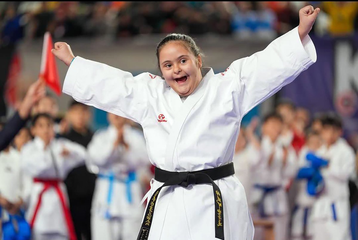 TCAdanaValiligi's tweet photo. Harikasın Ayşegül👏
20 ülkenin katıldığı Uluslararası Boğaziçi Karate Şampiyonası parakarate dalında şampiyon olan İlimizin Özel Sporcusu Ayşegül Reyyan Şimşek'i tebrik ediyor, başarılarının devamını diliyoruz.🥇🏆 https://t.co/J6Oy2Xv6gg