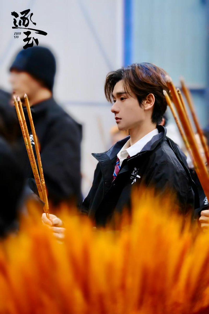 SECRET_Styled's tweet photo. ดังใหญ่แล้ว! ซีรีส์จีนเรื่องใหม่ของ “นาย กรชิต” ซีรีส์แนวย้อนยุคฟอร์มยักษ์ระดับ S+ เรื่อง “逐玉” (ZhuYu) เปิดกล้องอย่างเป็นทางการแล้ว!!

.

เมื่อวันที่ 15 ธันวาคม 2024 ที่ผ่านมา ได้มีพิธีเปิดกล้องอย่างเป็นทางการแล้ว สำหรับซีรีส์จีนแนวย้อนยุคฟอร์มยักษ์เรื่องใหม่ “逐玉” (ZhuYu) ของ iQIYI และ Tencent Video ผลงานระดับ S+ ดัดแปลงมาจากนวนิยายเรื่อง “Chasing Jade” นำแสดงโดย: จางหลิงเฮ่อ, เถียนซีเวย และ นักแสดงมากฝีมืออีกมากมาย ระยะเวลาถ่ายทำ 130 วัน จำนวน 40 ตอน ถ่ายทำที่ เมืองเหิงเตี้ยน มณฑลเจ้อเจียง ประเทศจีน สำหรับบทบาทของ "นาย กรชิต บุญสถิต์ภักดี" ซึ่งมีชื่อจีนว่า 高卿尘 (เกาชิงเฉิน) ศิลปินหนุ่มชาวไทยที่โด่งดังในแดนมังกร โดยในเรื่องรับบทเป็น “满地” (หม่านตี้) หนุ่ม “นาย” ได้มีผลงานใหม่ๆออกมาให้ได้ติดตามกันไม่หยุด และเป็นซีรีส์ที่มีกระแสน่าจับตามองมากที่สุดเรื่องหนึ่ง มีแววว่าต้องปังแน่นอนค่ะ ว่าแล้วก็รอติดตามกันด้วยนะคะ ทาง iQIYI และ Tencent Video

.

แฟนๆสามารถร่วมติดตามและสนับสนุนผลงานของ “นาย กรชิต” นักร้องและนักแสดงหนึ่งในความภาคภูมิใจของชาวไทย สามารถเข้าไปดูเพิ่มเติม
รวมถึงสามารถติดตามช่องทางออนไลน์บนแพลตฟอร์มต่าง ๆ “ของนาย-กรชิต”ได้ที่
IG : naninenaii92
Twitter : @naninenai99
Weibo: 高卿尘Nine
Studio : @高卿尘Nine工作室

#นายท่านกรชิต
#GaoQingChen
#nine 
#逐玉 
#ChasingJade