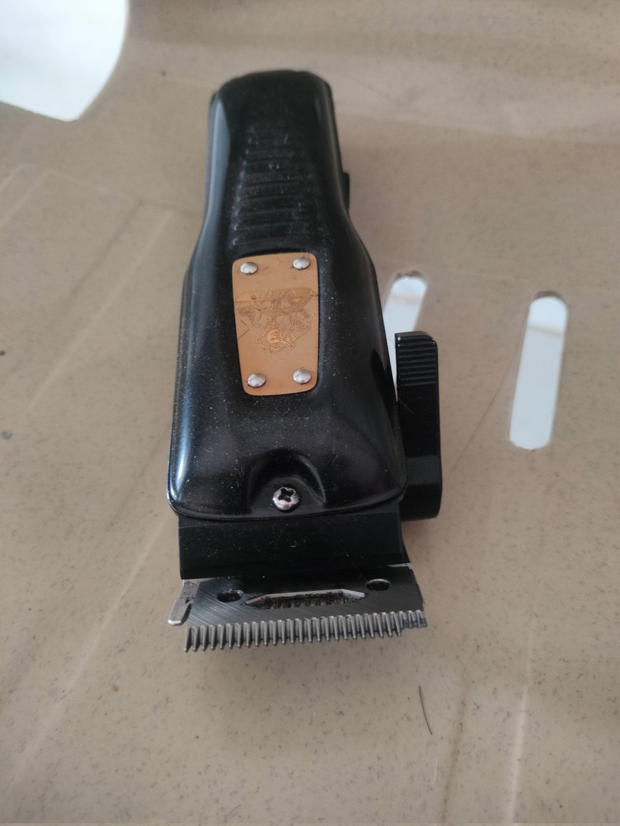 KarthickActive's tweet photo. @vgrofficial_in  I am really surprised to see a reply mail from you for a warranty claim. How the Tax invoice date is more than 1 year #vgrindia. Unexpected calculation. Its broken inside ( diomond shapped insiide blade holder ) is broken. Do the needful. https://t.co/ghtkfM5mmI