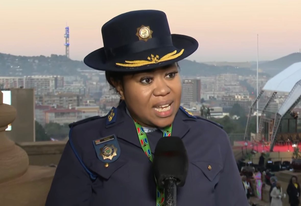PrinceNdamase's tweet photo. The spokesperson of the year 2024! Brigadier Athlenda Mathe 🙌🏿 She’s been effective, efficient, reliable, concise and on issue! She shudders every time I call her thinking I will criticise yet I just praise and encourage her! Phakama Mbokodo! You’ve lit the space well 🔥🔥🔥 https://t.co/CyRDMeMoIU