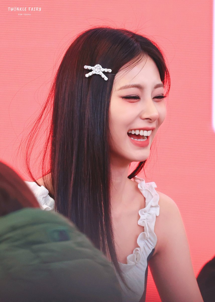 TwinkleFairy614's tweet photo. 241215

세상에서 가장 귀여움..

#쯔위 #TZUYU #子瑜 #ツウィ 
#TWICE #트와이스 https://t.co/m6Ghc7MNmh