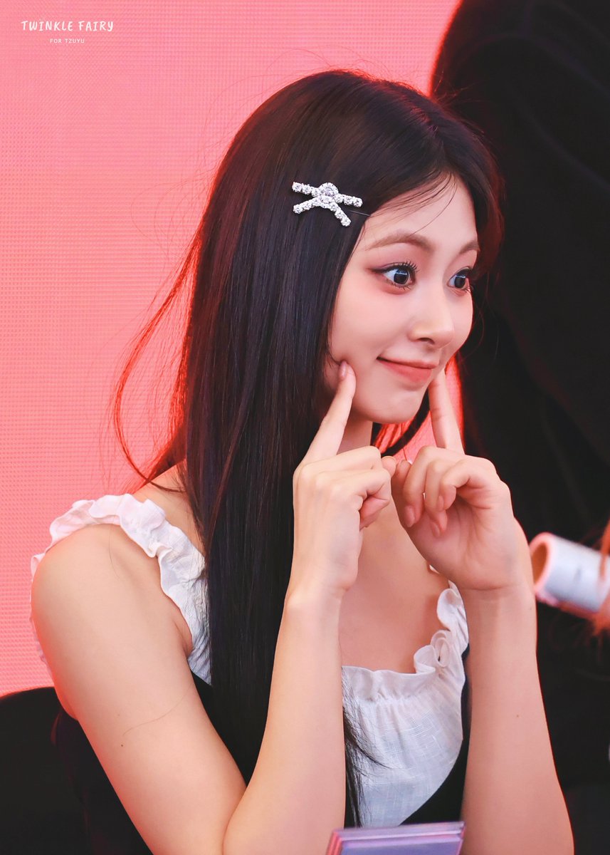 TwinkleFairy614's tweet photo. 241215

세상에서 가장 귀여움..

#쯔위 #TZUYU #子瑜 #ツウィ 
#TWICE #트와이스 https://t.co/m6Ghc7MNmh