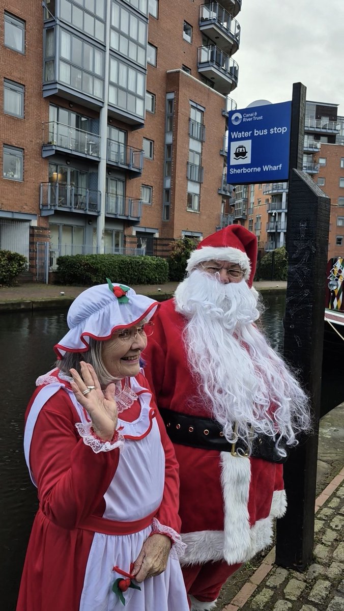 run_taz's tweet image. When Santa Clause Came To Town ✨️

@CanalRiverTrust
@CRTWestMidlands
@bowledovermedia
#santaclausiscomingtotown
#carolsonthecut 
#cambrianwharf 
#cambrianhouse
#farmersbridge 
#farmersbridgelocks
#cambriantollhouse 
#thesolacesingers 

Click to watch 👇
instagram.com/reel/DDoR7WCtO…