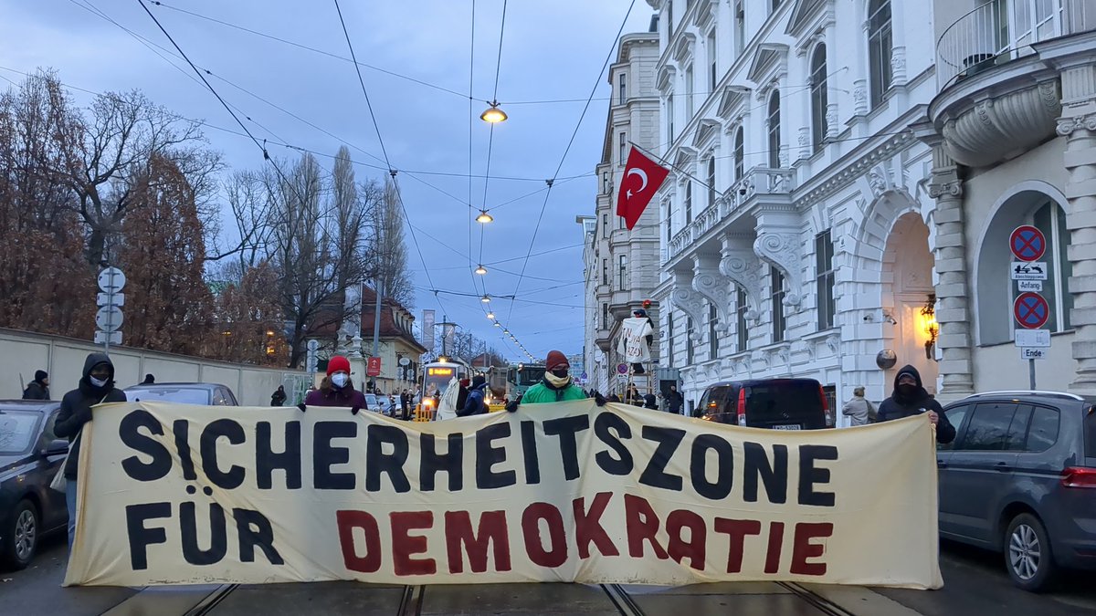#DefendKurdistan Sicherheitszone gegen den faschistischen Terror der Türkei!

Wir haben soeben eine Sicherheitszone, um die türkische Botschaft errichtet, denn es ist das türkische Regime, das Aggressor und Destabilisator in Syrien ist. 1/x