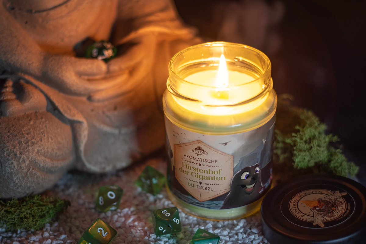 DiceActors's tweet photo. Hört, hört! Es ist mal wieder Zeit für eine Merchankündigung! Ab sofort findet ihr unsere Duftkerzen auf der Website von T-Nerds als einzelne Varianten und im Bundle! Handmade und vegan! Perfekt für die nächste Pen &amp; Paper-Runde. https://t.co/r5iqjA45c9 https://t.co/SwLnOLstR6
