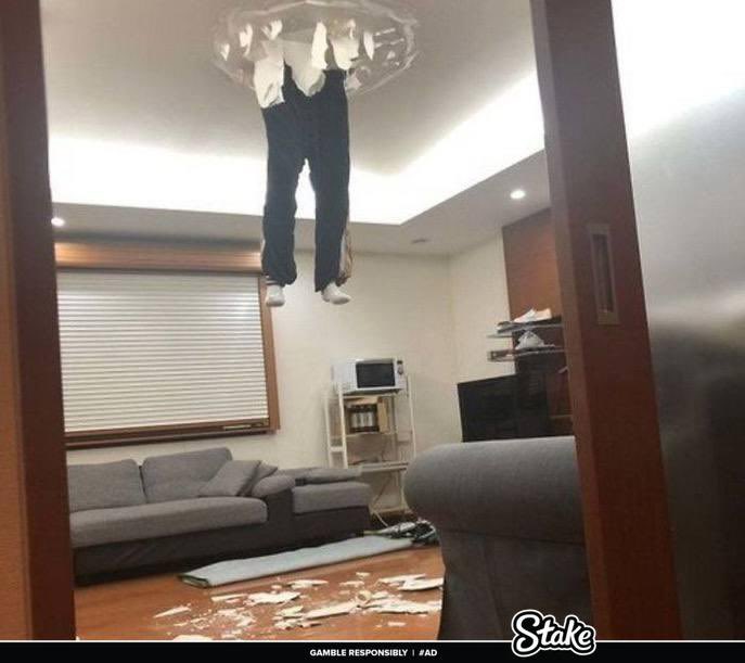 Alph__Utd's tweet photo. A thread of people having a very bad day but turned out to be a bit funny😂😂 

Second frame can’t go up nor come down😂 https://t.co/fWN1tIirGe
