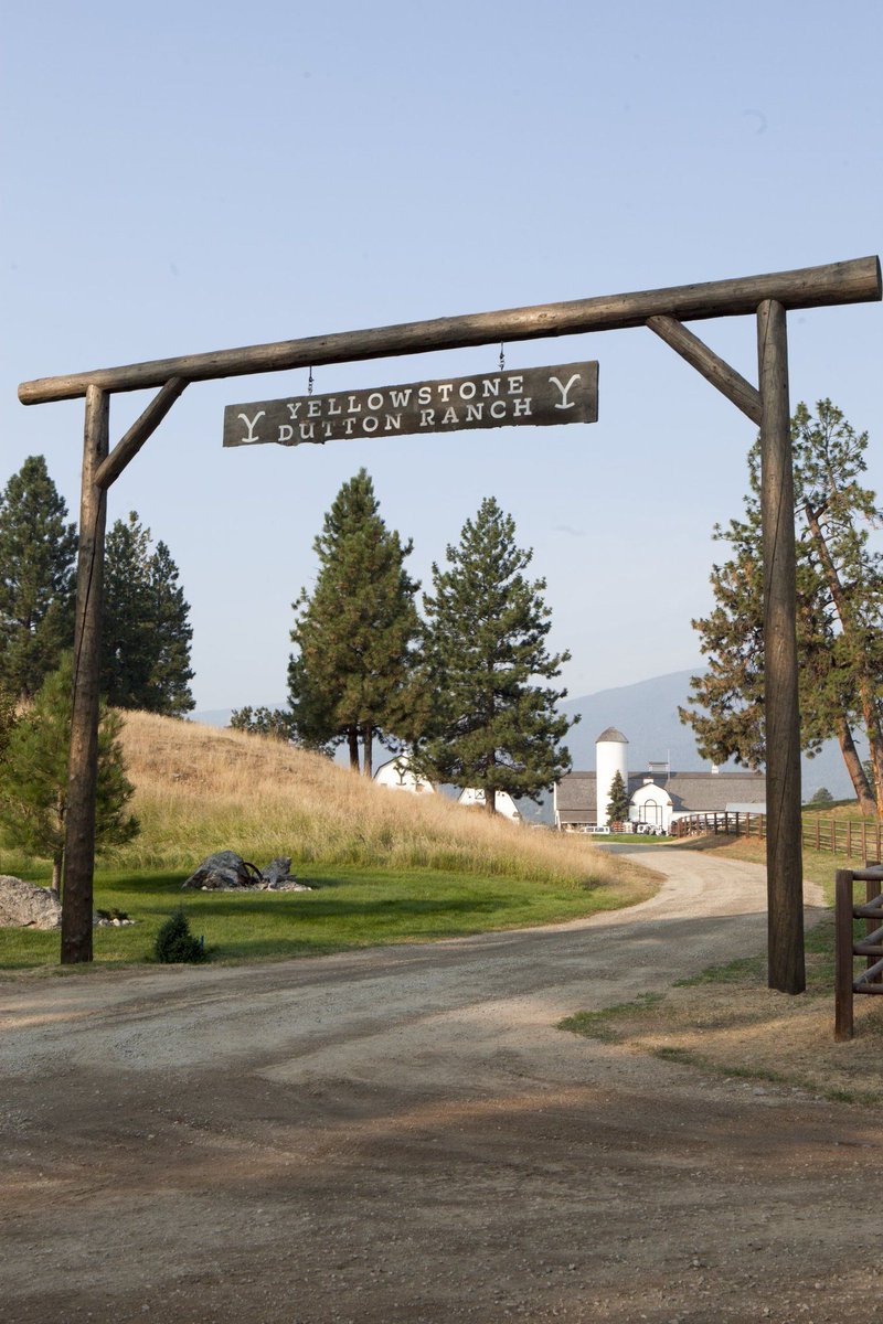 Bada_bing3's tweet photo. The #BarkleyRanch wasn't sold on #TheBigValley, the #Cartwrights never sold the #Ponderosa on #Bonanza, & the #Ewings never sold #Southfork on #Dallas. It was sad watching #Rip & #Lloyd taking down the #YellowstoneDuttonRanch sign. 📺 #YellowstoneTV https://t.co/aleKloRRcq