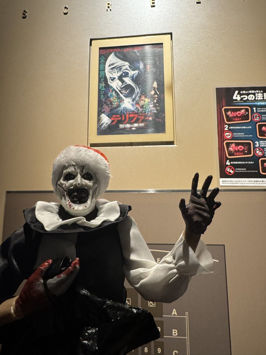 __kurtsworld96's tweet photo. #テリファー3みた  #テリファー  #Terrifier  #テリファー聖夜の悪夢 
 #アートくんと旅

なんと✨️9回目✨️
【@yuusjra 】様 チケットありがとうございます〜‼️めちゃくちゃ楽しみました

最初のお家からおもちゃパクって配ってる悪いサンタさん🎅🎁今回も可愛かったです
やっぱりこの顔が一番好き https://t.co/TjbFgyJqhv