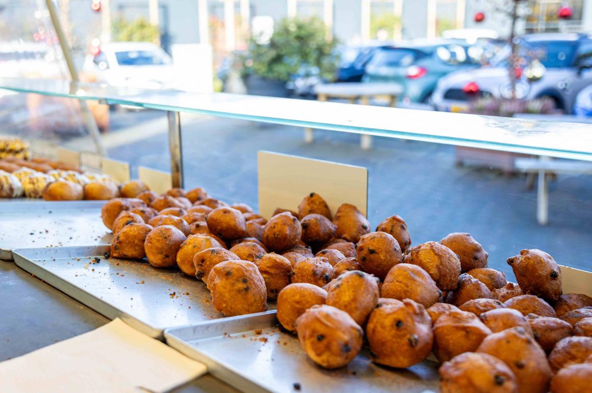 Kom op 17 dec een oliebol halen bij de gezamenlijke kraam van @NVJ, <a href="/FNV/">FNV</a> &amp; @CNV op het Mediapark: Joop van den Endeplein! Dit is de feestelijke start van de cao-onderhandelingen bij de omroepen. Onze onderhandelaars staan je tussen 16 en 18 graag te woord! bit.ly/4g3UCqD