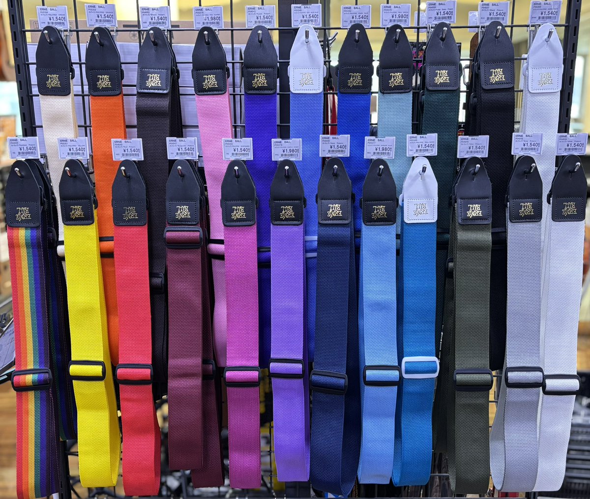 shima_hiro4ma's tweet image. 【POLYPROシリーズ全色集結🙌🏻】
広島パルコ店の店頭に、#POLYPRO ギターストラップが全色集まりました🌈
ギターストラップコーナーが鮮やか👏🏻圧巻です‼️🌟
お持ちのギターにピッタリなストラップを広島パルコ店で見つけてください👀✨

#ERNIEBALL #POLYPRO #ギターストラップ #島村楽器 #広島パルコ