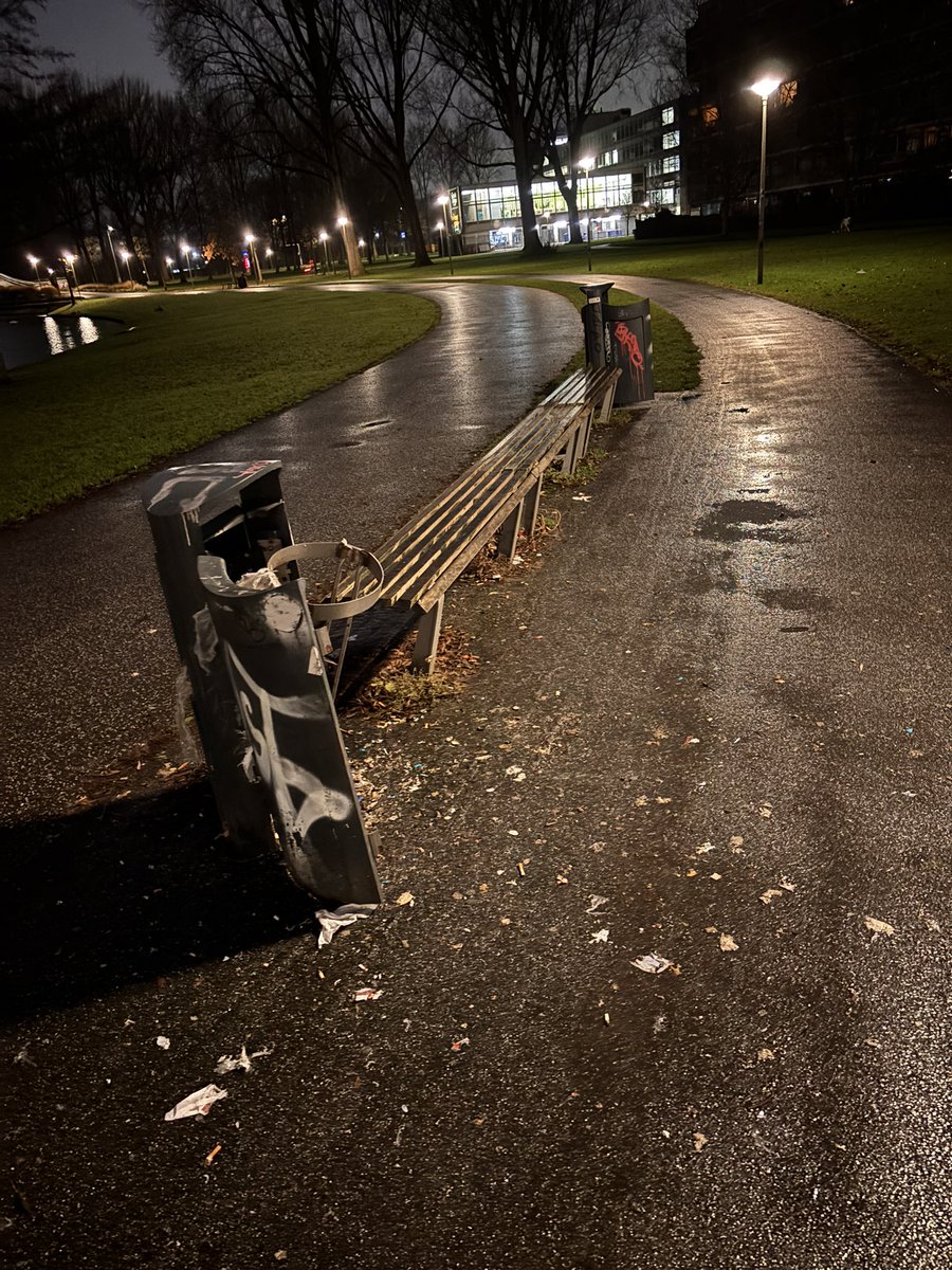Beste <a href="/rotterdam/">Gemeente Rotterdam</a> wanneer gaan jullie eens wat doen aan dat gedonder met die prullenbakken Zuiderpark? Maak blikjes houders er op. Dan laat men de prullenbakken met rust. Overal vuil nu door ratten en meeuwen.