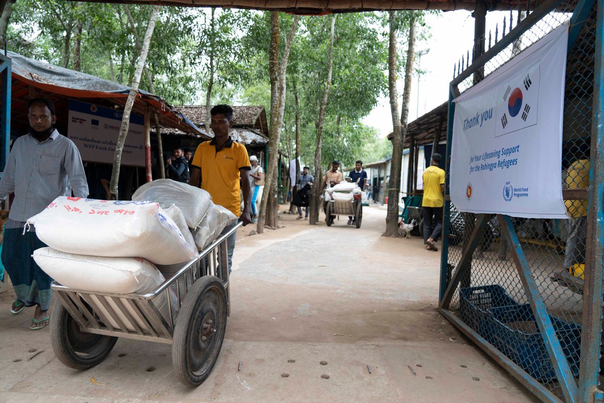 WFP_Bangladesh's tweet photo. Thanks to 🇰🇷 Republic of Korea for their $2 million contribution to #Rohingya refugee aid! Together we raised rations & included fortified rice to fight malnutrition, especially in women & children. #RohingyaCrisis
Click to read more: https://t.co/KFaA9rK3pr https://t.co/pQWypw97NW