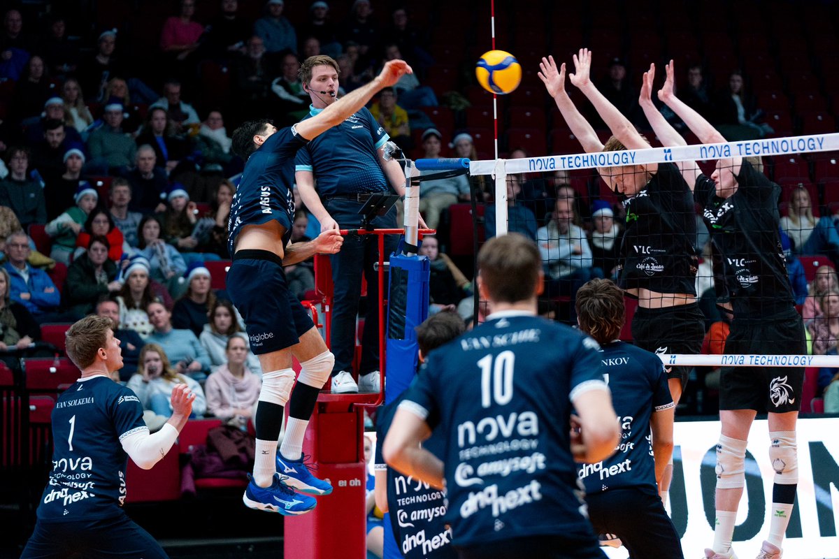 LycurgusVolley's tweet photo. Nova Tech Lycurgus💙 boekte in de thuiswedstrijd tegen Simplex SSS de 10e zege op rij. De 3-0 (25-22, 25-20 en 25-10) was een goede generale richting de beslissende 8e finale in de Europese Challenge Cup @DinamoOficialCS🇷🇴

Lees meer➡️ https://t.co/RviJ1hy4Wu

#BetCityEredivisie https://t.co/ukPbg87lbp